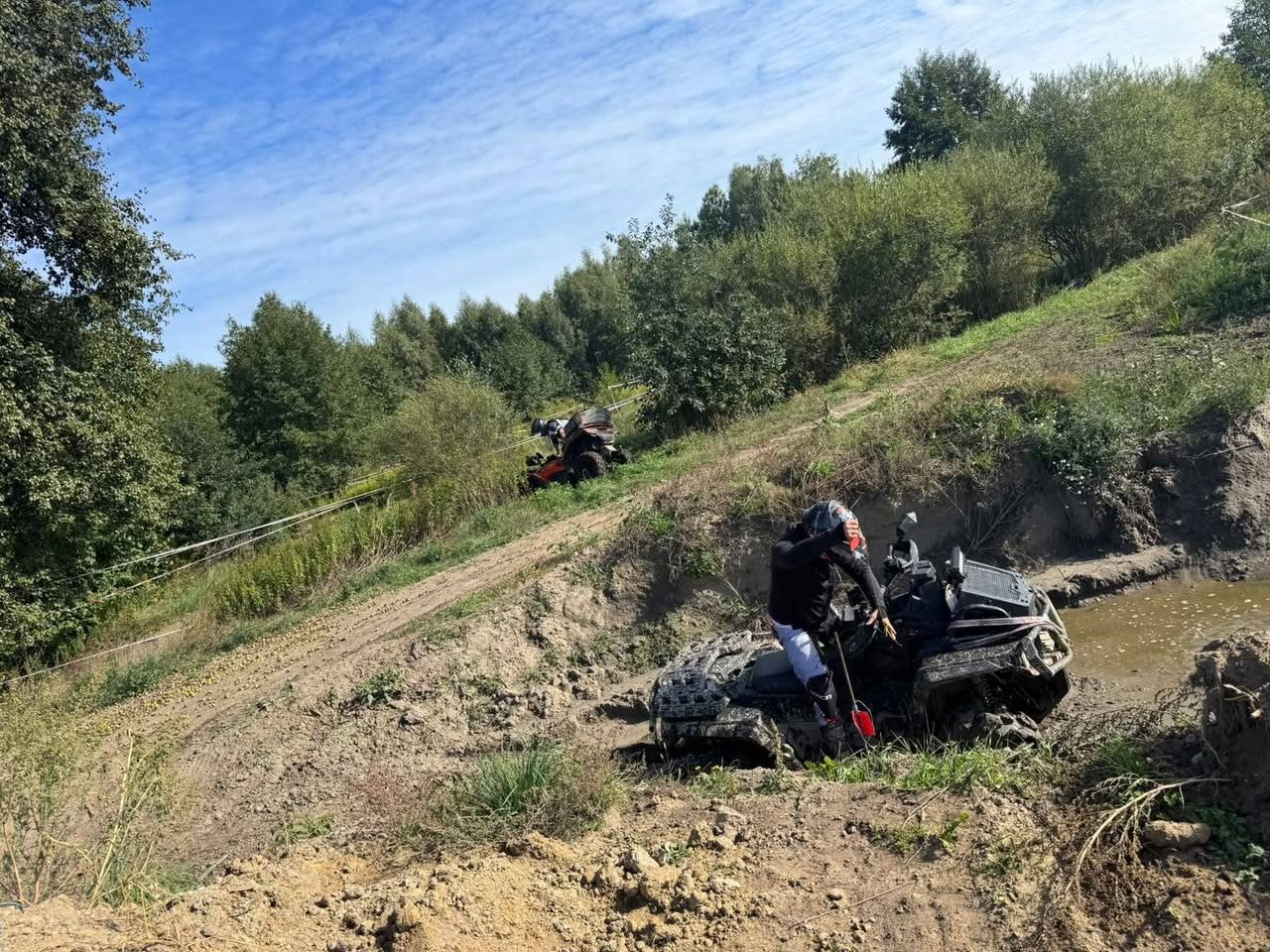 Quad na stromym podjeździe nad wodą na torze offroadowym Waganka 4x4