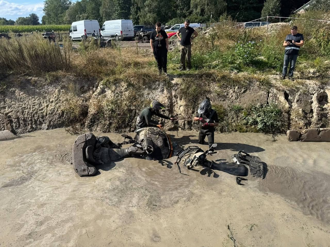 Quady w piaszczystym wyrobisku na torze Waganka 4x4, kibice na skarpie