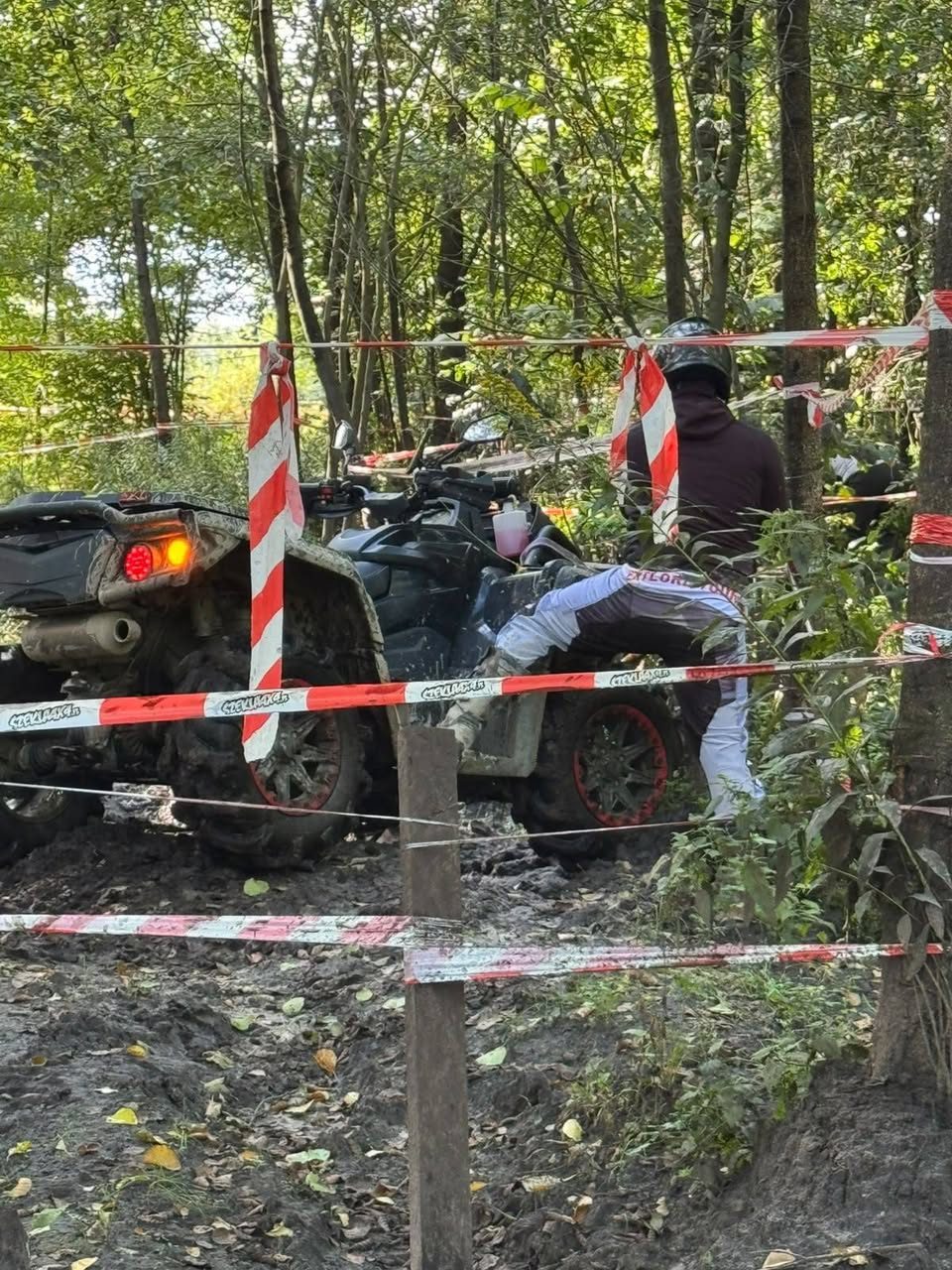 Quady na oznaczonym taśmami odcinku leśnym toru Waganka 4x4