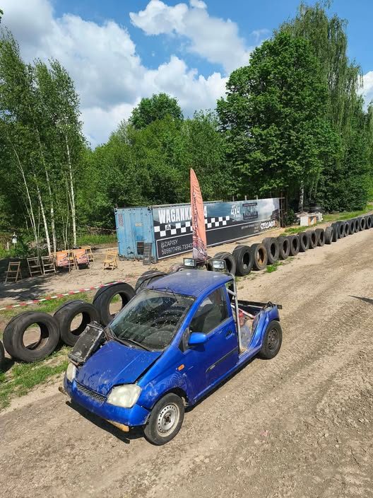 Niebieskie auto startujące we Wrak Race na torze Waganka 4x4
