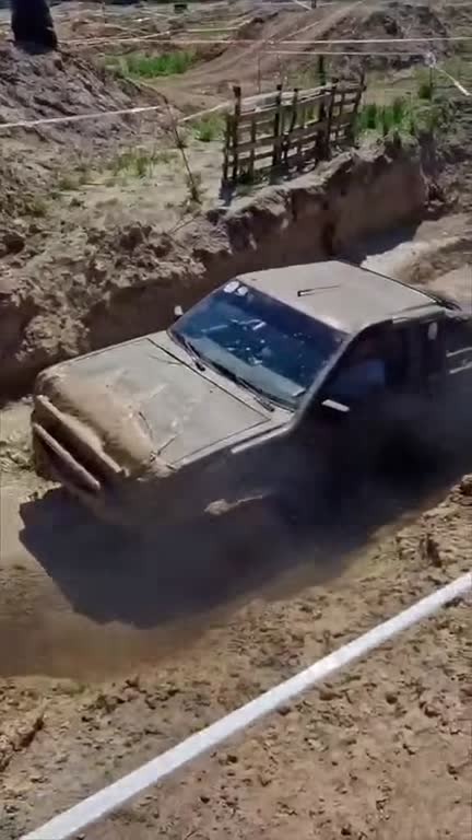 Auta 4x4 w terenie — kadr z filmu